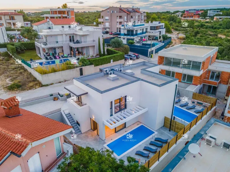 Luxury villa with a swimming pool for sale in Medulin – 200 m from the sea, 2 residential units! – 3