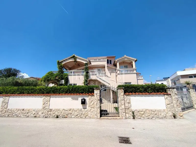 Vodice, apartment house 293,69 m2 usable area, with garage and parking – 2