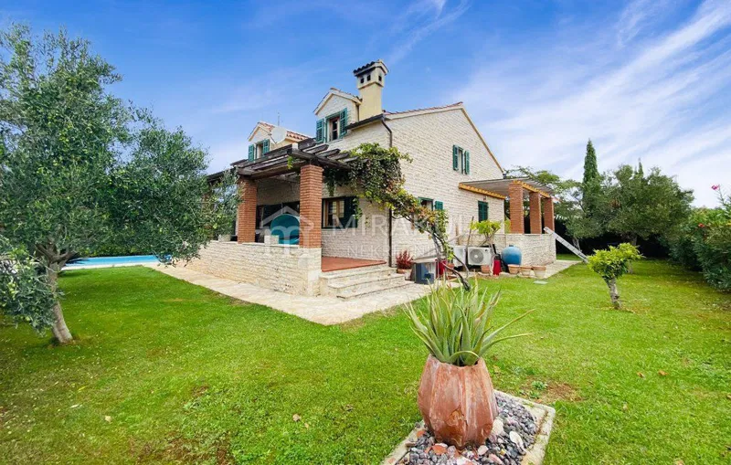 Nekretnine Vodice, Prodaje se vila sa dvorištem i bazenom – 2