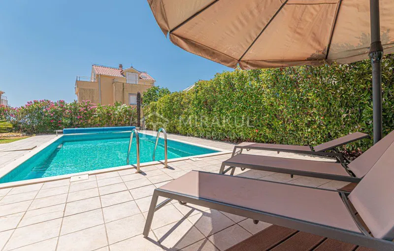 Nekretnine Vodice, Prodaje se vila sa dvorištem i bazenom – 3