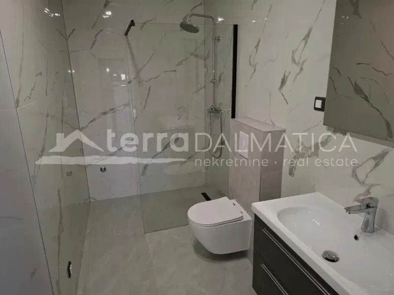 Three-bedroom apartment with terrace and parking in a quiet part of Vodice – 2