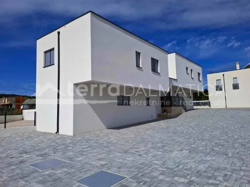 Three-bedroom apartment with terrace and parking in a quiet part of Vodice – 3