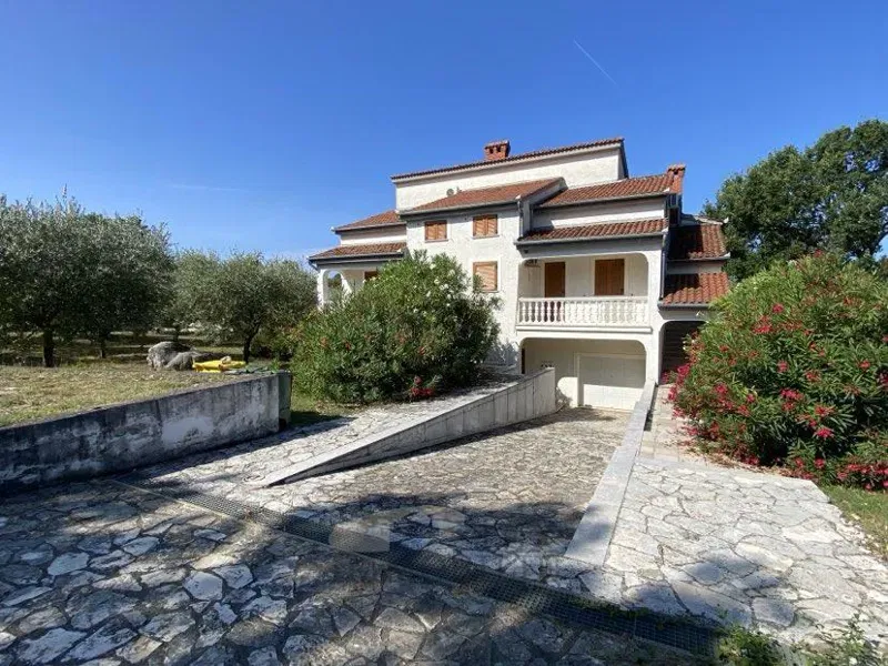 Detached House with Pool and Sea View – Land Plot 2,582 m² – 3