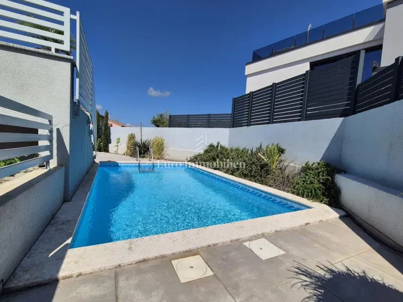 Appartamento con piscina e vista mare – 2