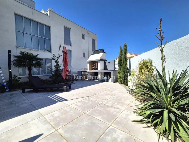 Appartamento con piscina e vista mare – 3