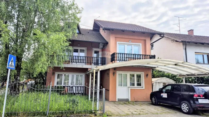 Sisak, Zeleni brijeg, Kuća s okućnicom