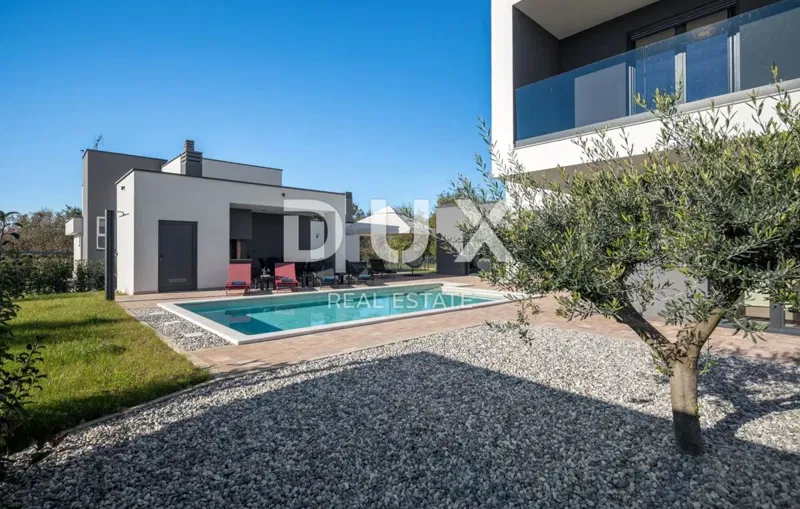 ISZTRIA, POREČ - Modern építészet háza úszómedencével – 2