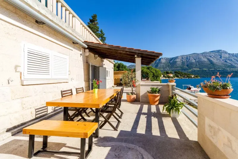 Moderno appartamento in villa in pietra direttamente sul mare – 2