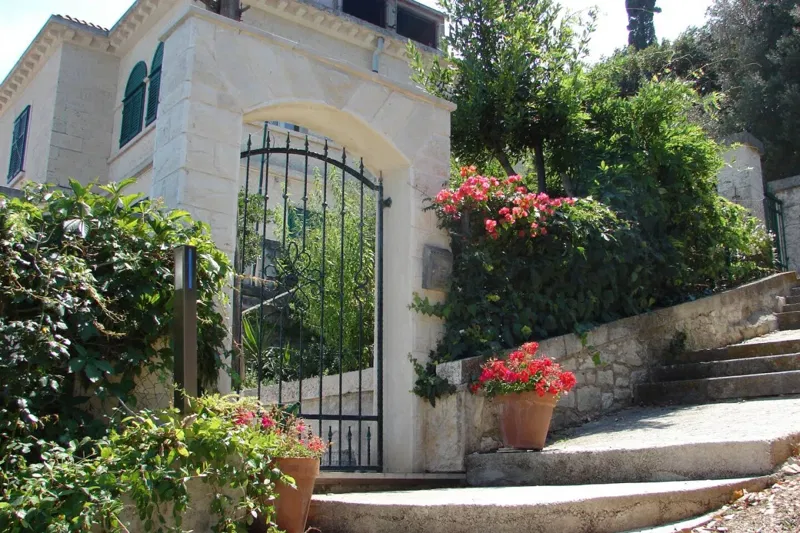 Moderno appartamento in villa in pietra direttamente sul mare – 3