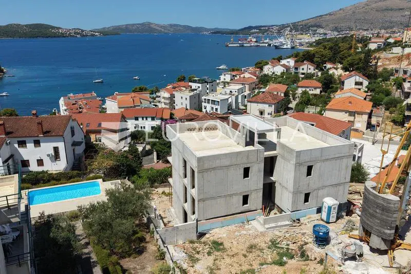 Trogir, Čiovo, three-bedroom apartment with private pool two parking spaces – 2