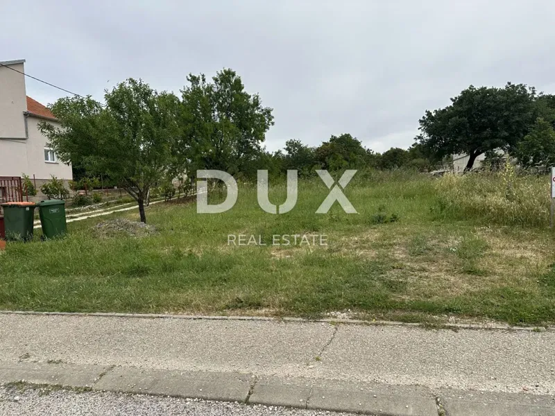 ZADAR, ZEMUNIK G. - Építési telek az út mentén!