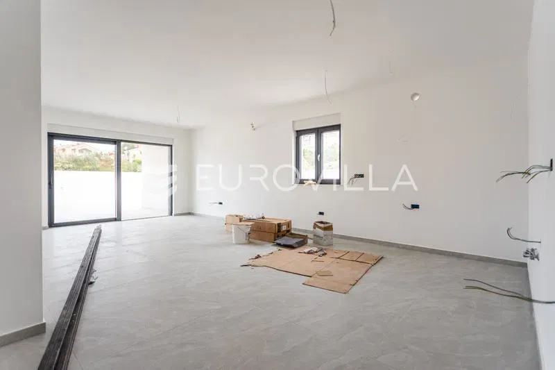Vodice, a spacious, two-level three-bedroom apartment, 172.73 m² – 2