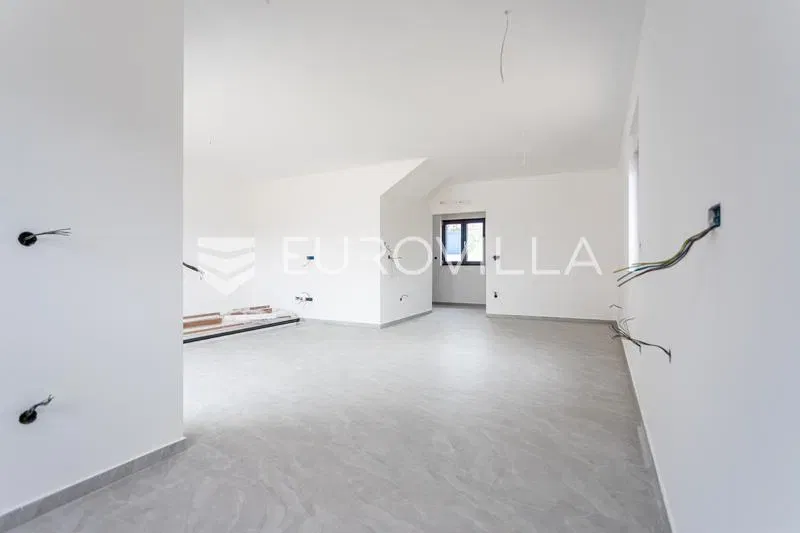 Vodice, a spacious, two-level three-bedroom apartment, 125,82 m² – 2