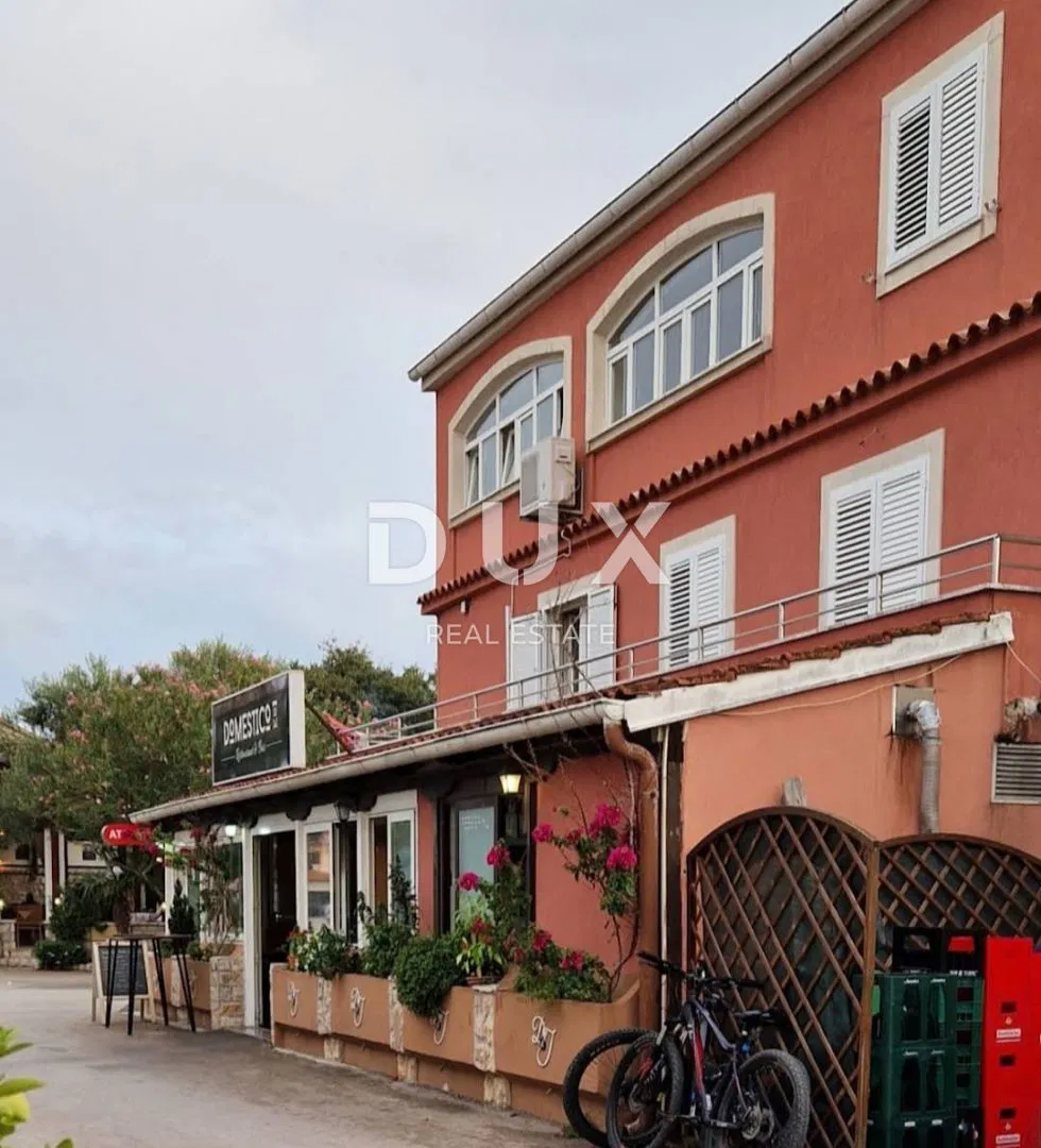 ZADAR, BIBINJE - Kuća sa 2 apartmana i restoranom u prvom redu do mora