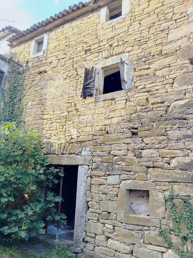 Buzet, okolica - autohtona kamena kuća za renovaciju-PRILIKA! – 2