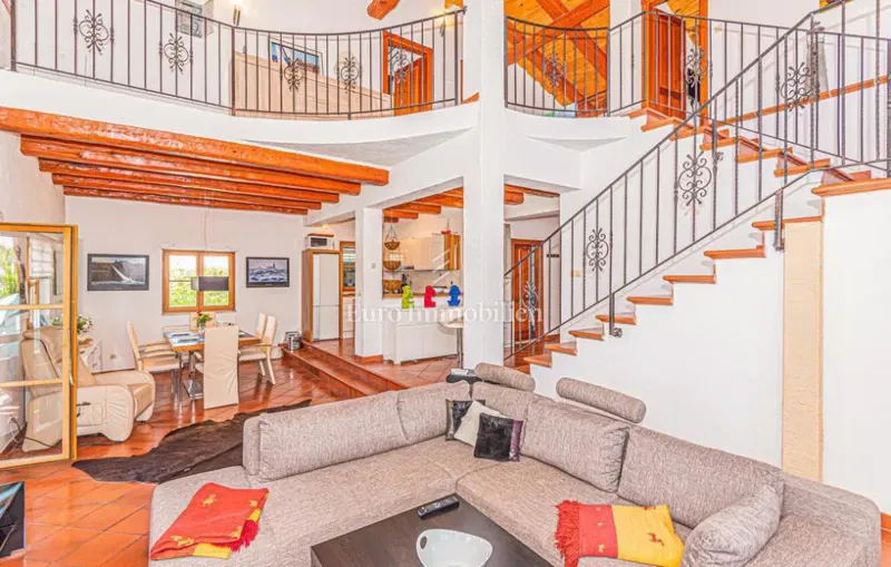 Villa con giardino e piscina – 2