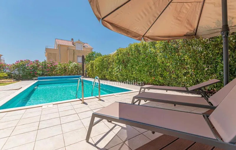 Villa con giardino e piscina – 3