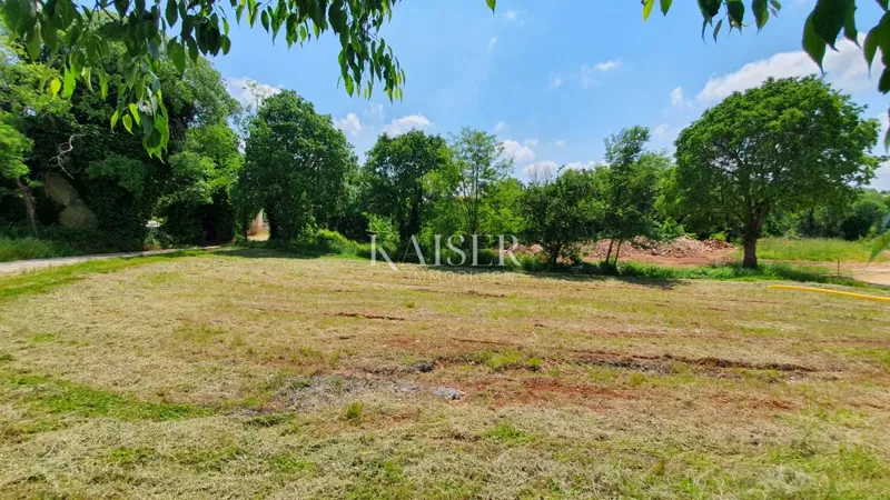 Istria - Kaštelir, terreno edificabile con servizi 1550m2 – 2