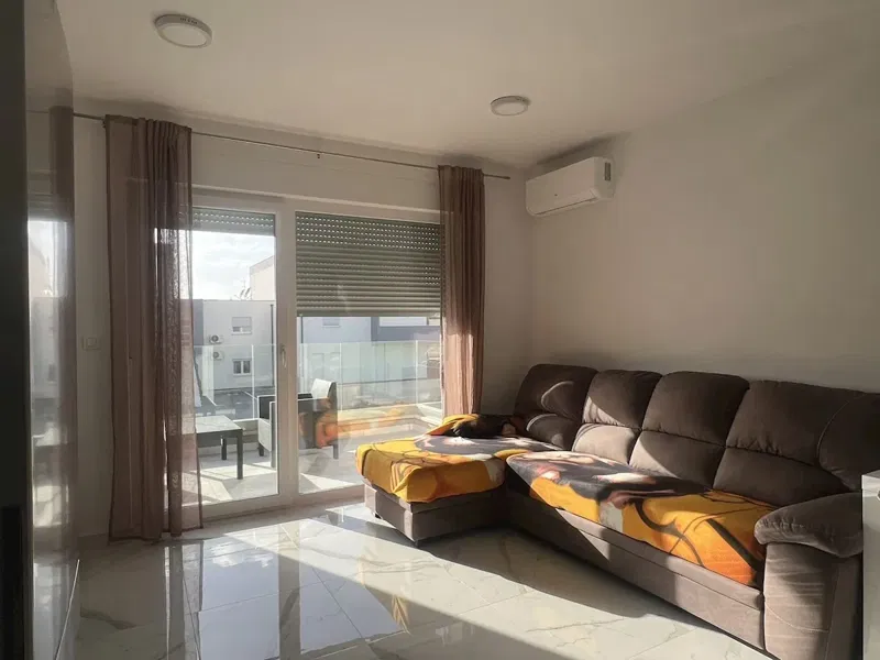 Udoban i svijetao stan s terasom – Pula, 52 m²
