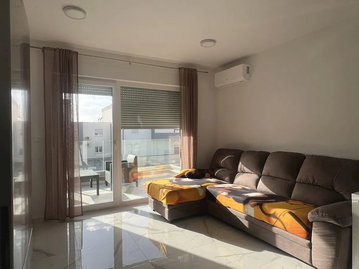 Udoban i svijetao stan s terasom – Pula, 52 m²