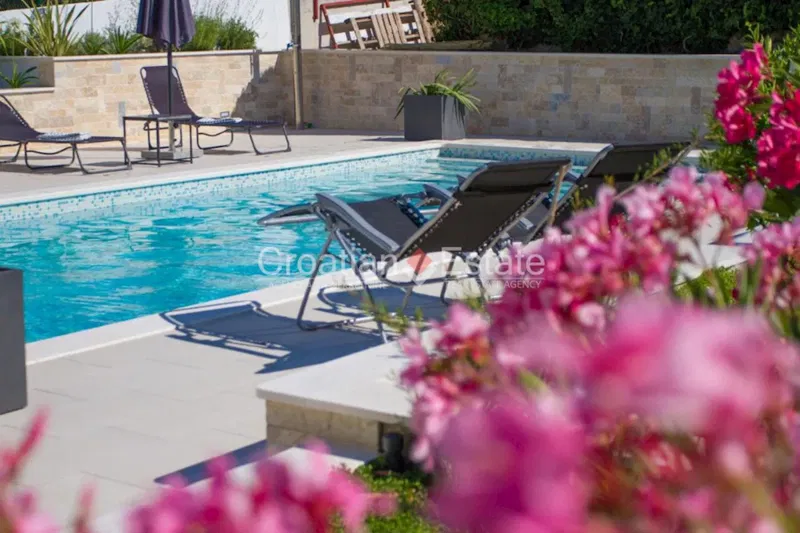 Two houses with pool, directly by sea, for sale – 3