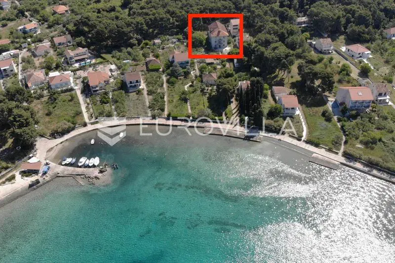 Zlarin, spacious house with apartments under renovation, 1200 m² – 2