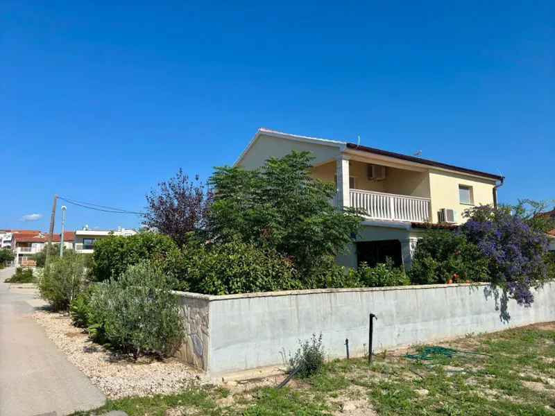 Družinska hiša s tremi stanovanjskimi enotami, Vodice – 2
