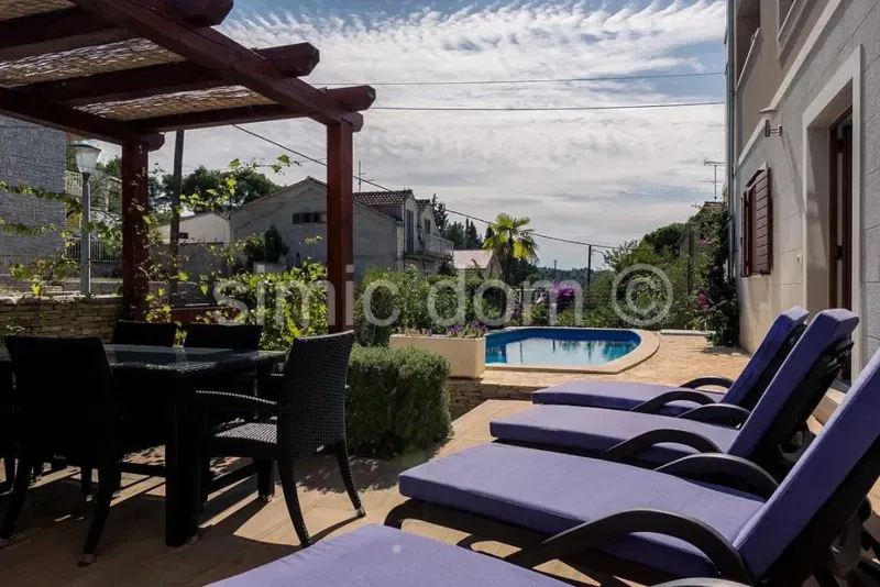 Apartment mit Garten direkt am Meer, Brac