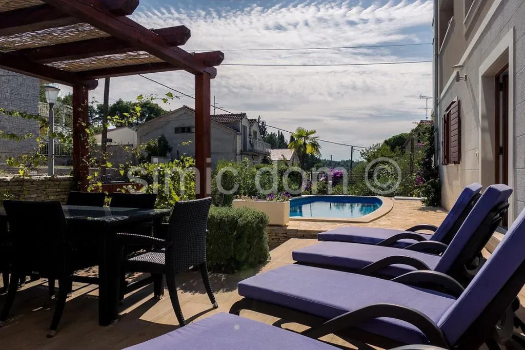 Apartment mit Garten direkt am Meer, Brac