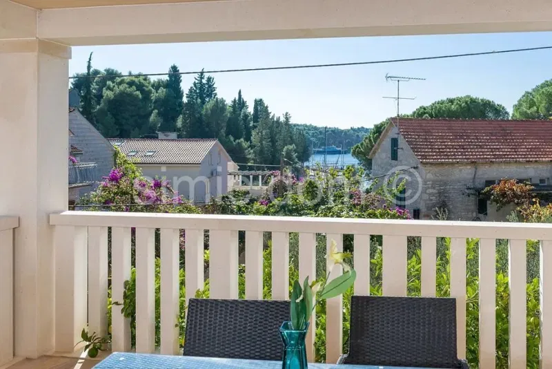 Geräumige Wohnung direkt am Meer, Brac