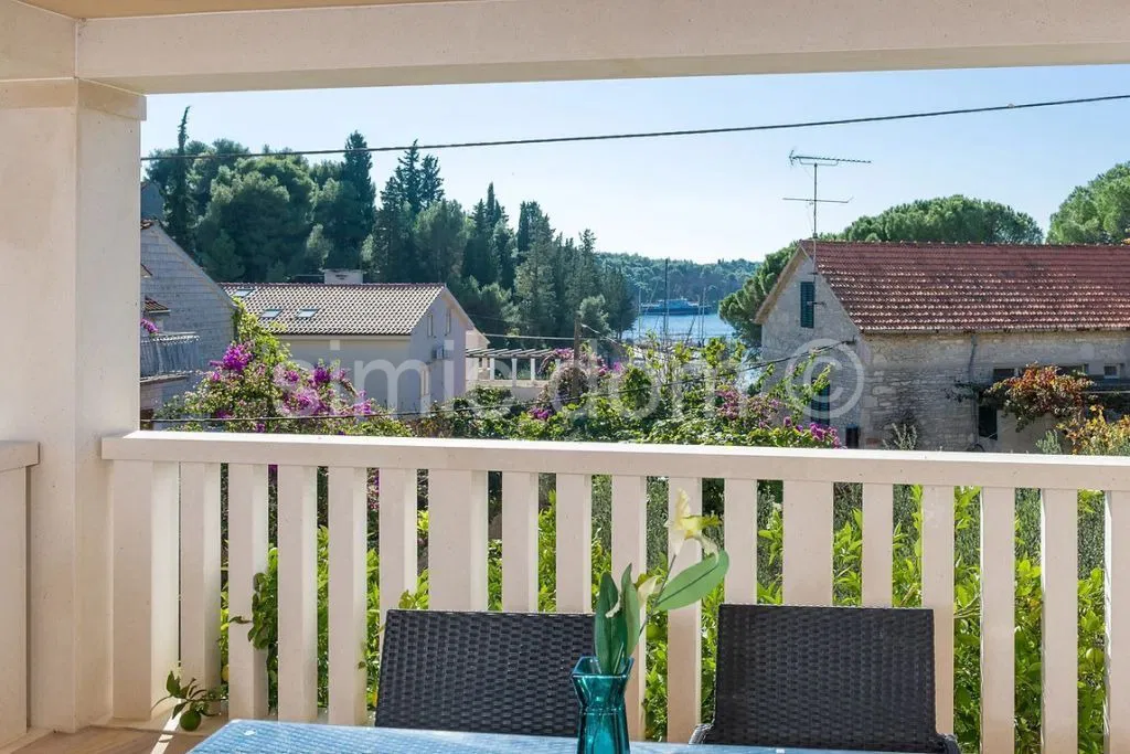 Geräumige Wohnung direkt am Meer, Brac
