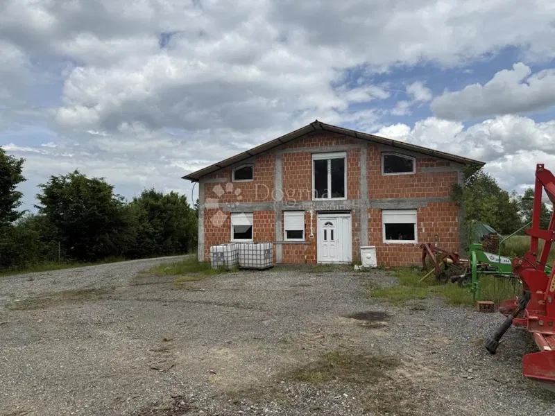 Large commercial building of 600 m² on 12,000 m² of fenced land – 2