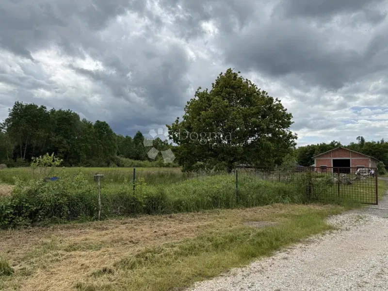 Landwirtschaftsfläche von 12.063 m² mit einem Wirtschaftsgebäude von 600 m²