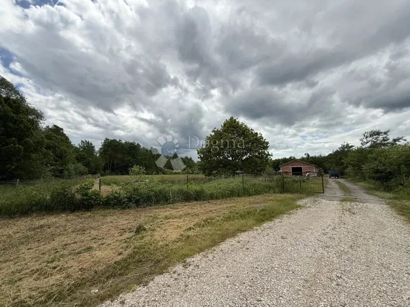 Grunt rolny o powierzchni 12.063 m² z budynkiem gospodarczym 600 m² – 3