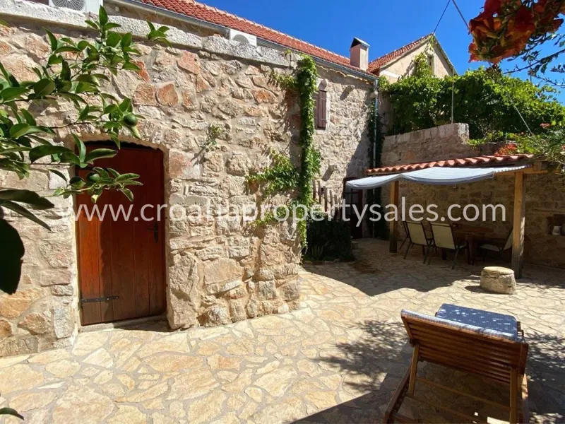 Hvar, old stone house for sale, 570.000 € – 2