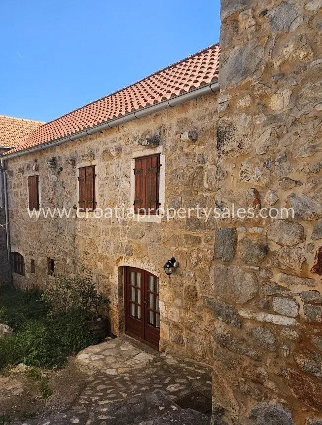 Hvar, old stone house for sale, 570.000 € – 3