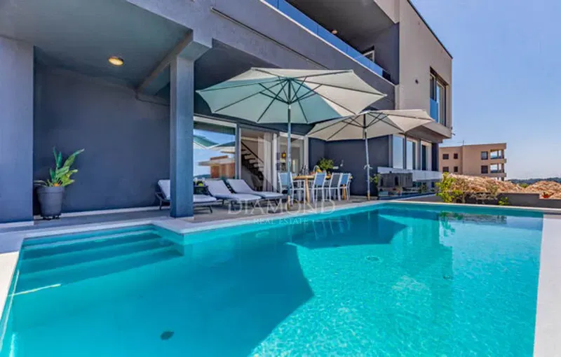 Villa di lusso con piscina interna direttamente sul mare! Medolino! – 2