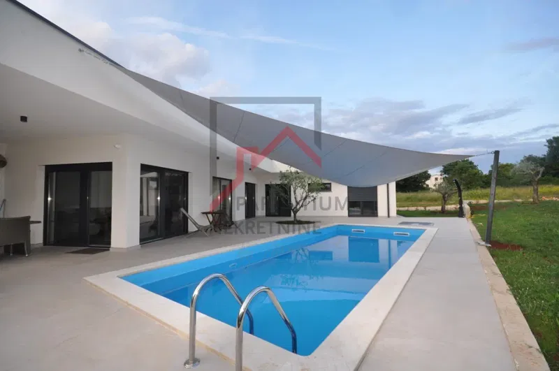 House with a swimming pool on the edge of the village, overlooking the forest – 3