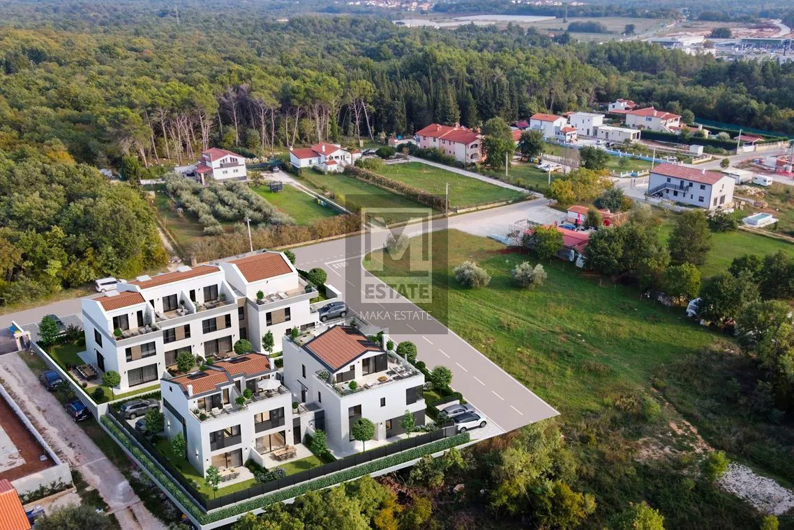 Poreč, okolica , Moderna kuća sa 3 etaže , 2km od mora