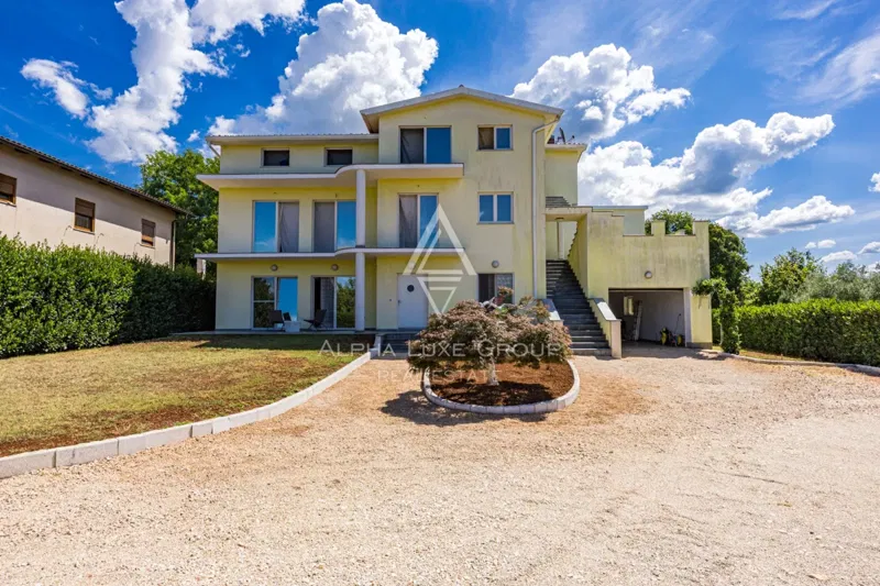 Umag, Istria: Spacious Three-Level House with 4 Flats – 3