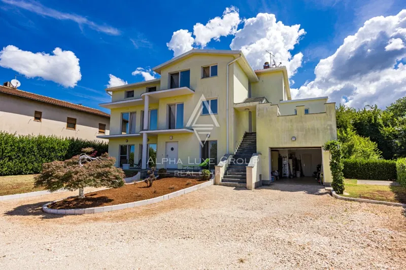 Umag, Istria: Spacious Three-Level House with 4 Flats – 2