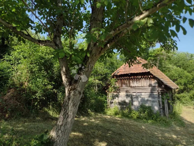 Romantična kućica u blizini potoka