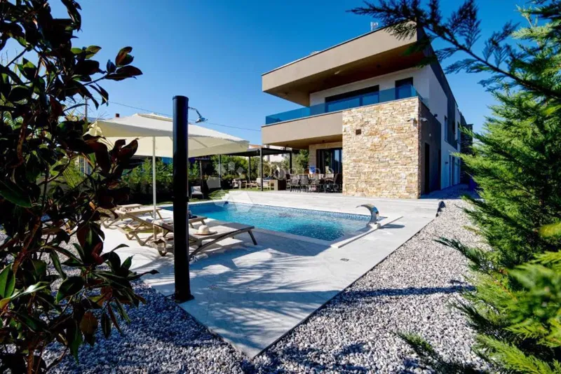 Modern villa with swimming pool, sauna and jacuzzi – 2