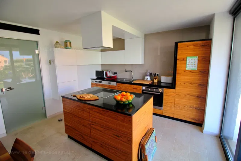 Malinska, attraente appartamento moderno con giardino e garage, IN VENDITA – 2