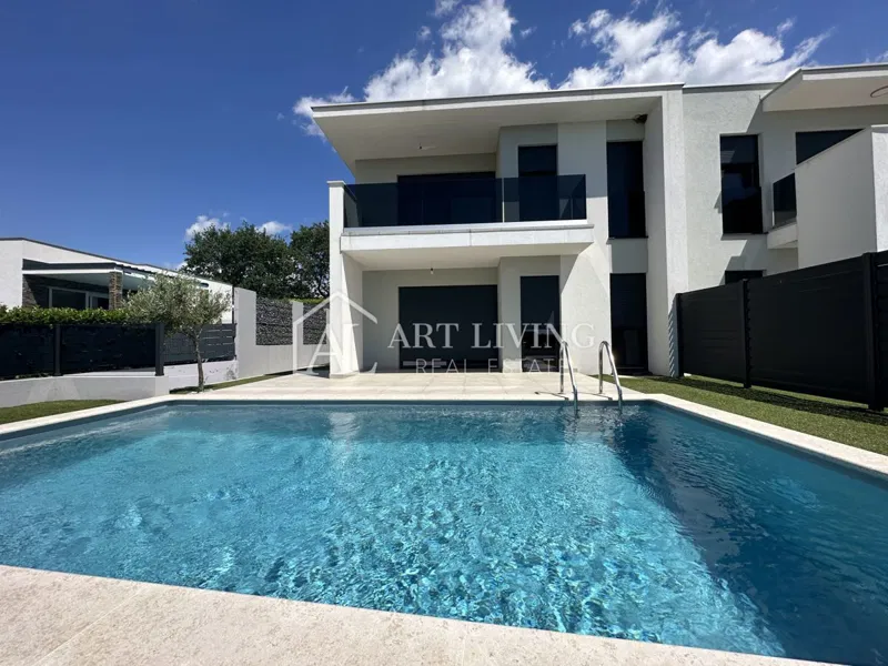 Istra, Umag, okolica-dvojna vila s bazenom, 1,3 km od mora – 2