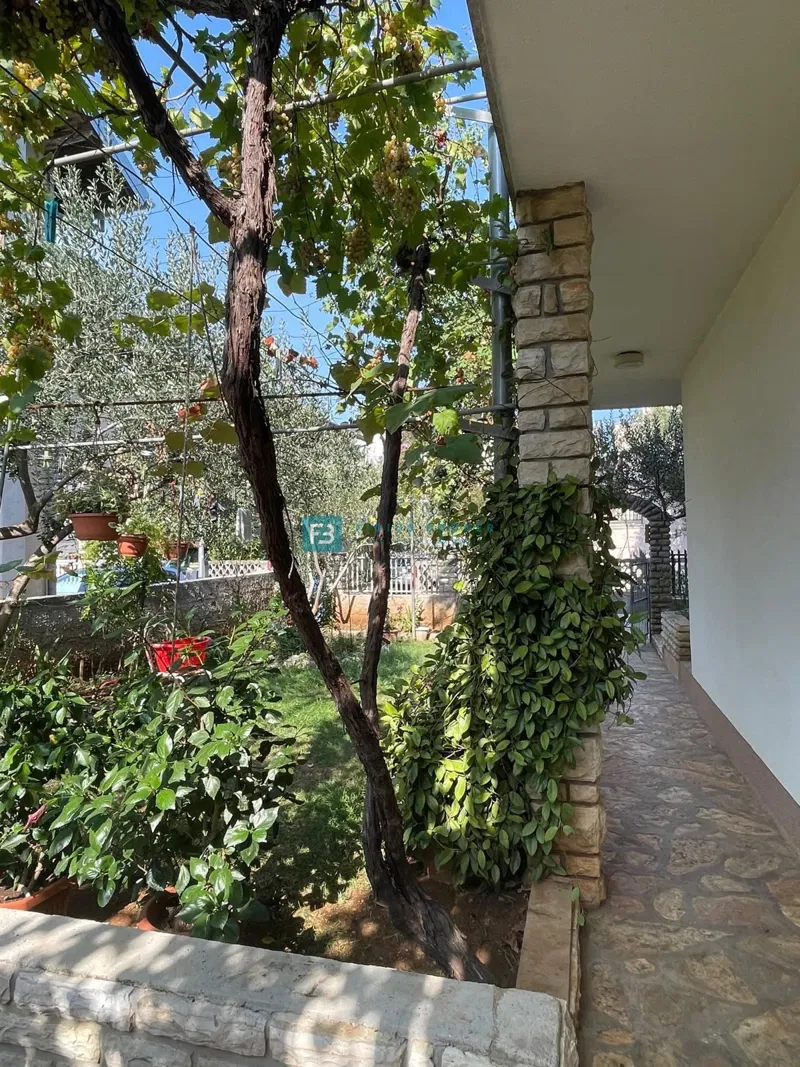 VODICE, stanovanjska hiša, 650 m od plaže, garaža, vrt – 3