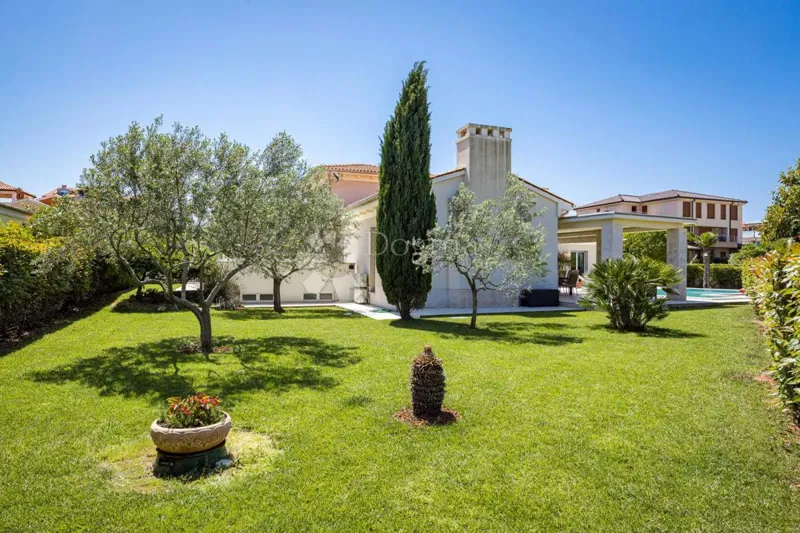 Luxusvilla a butikkikötő közelében – 2