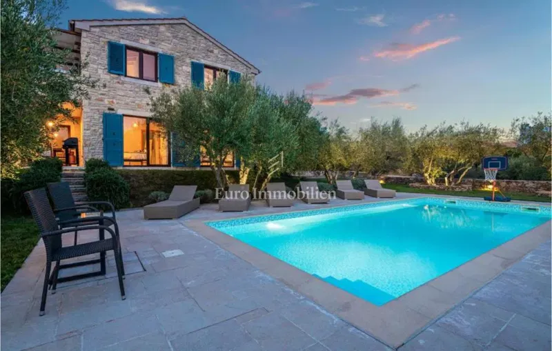 Villa mediterranea con piscina e vista mare – 2