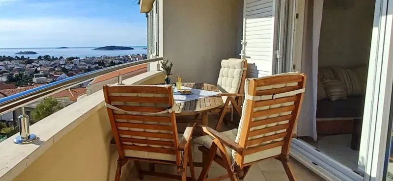 Rogoznica apartman prodaja ,garaža,pogled na more!! – 2