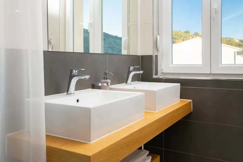 Elegantna vila s bazenom, jacuzzijem i panoramskim pogledom – prvi red do mora, centar mjesta! – 2